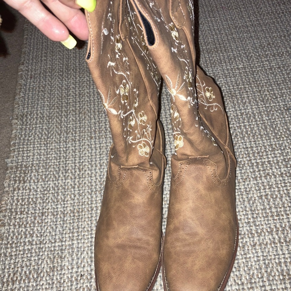 Female boots used a few times